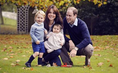 Los duques de Cambridge, con sus hijos, Jorge y Carlota, en la &uacute;ltima foto oficial de la familia difundida por el palacio de Kensington.