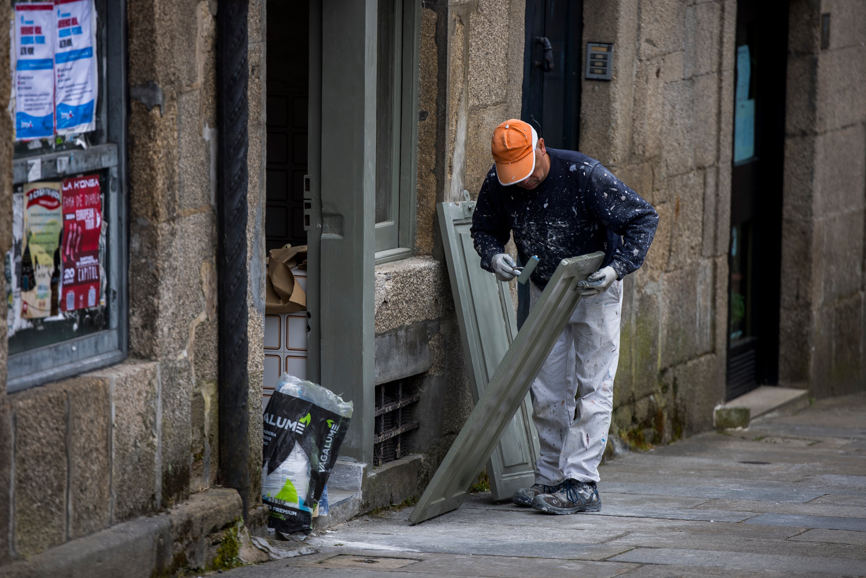 Un trabajador en Santiago de Compostela, en abril de 2024.
