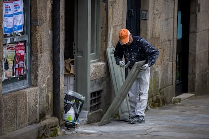 Un trabajador en Santiago de Compostela, en abril de 2024.