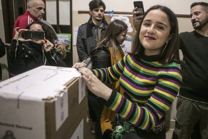 La candidata más joven al parlamento de Buenos Aires, Ofelia Fernández de 19 años, emite un voto durante las primarias abiertas simultáneas y obligatorias (PASO).
