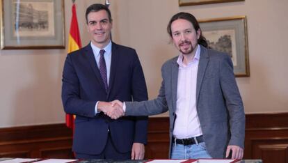 Pedro Sánchez y Pablo Iglesias tras firmar el principio de acuerdo para compartir un gobierno de coalición.