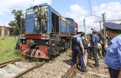  El tren equipado con vagones refrigerados que ha trasladado los cad&aacute;veres del siniestro a&eacute;reo a su llegada a J&aacute;rkov este martes. / Sergei Kozlov (EFE)