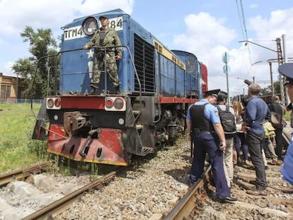 O trem equipado com vagões refrigerados chega a Carcóvia na terça-feira com os cadáveres do desastre aéreo. / SERGEI KOZLOV (EFE)