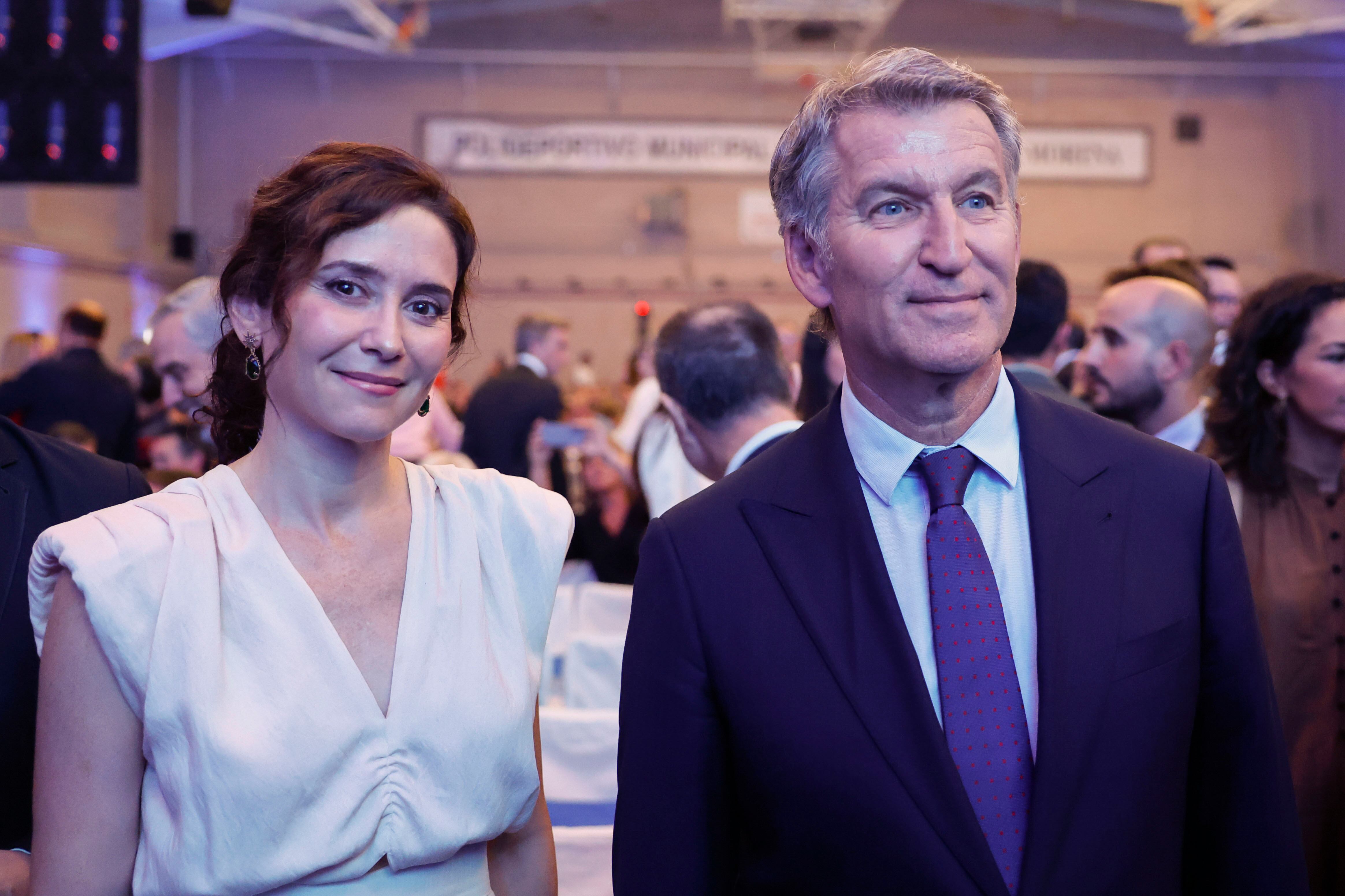 Ayuso arrastra a Feijóo al laberinto del voto por correo