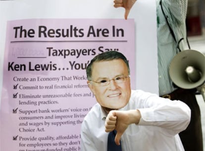 Protestas contra Kenneth Lewis en el exterior de la sede de Bank of America.