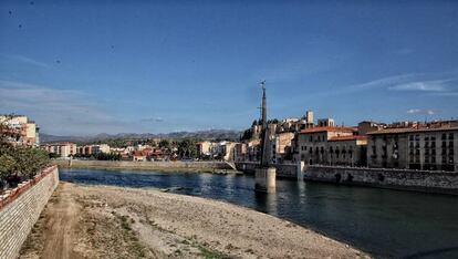 Tortosa, con el monumento polémico al río.