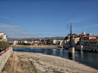 Tortosa, con el monumento polémico al río.