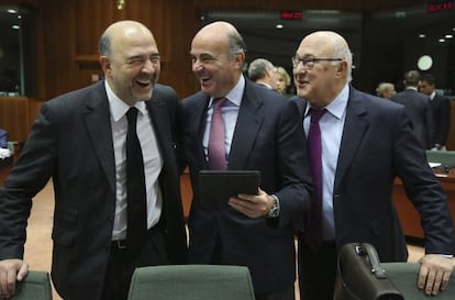 Desde la izquierda: El comisario europeo de Asuntos Econ&oacute;micos, Pierre Moscovici, con el ministro de Econom&iacute;a, Luis de Guindos (c), y su hom&oacute;logo franc&eacute;s, Michel Sapin