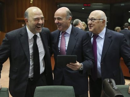 Desde la izquierda: El comisario europeo de Asuntos Econ&oacute;micos, Pierre Moscovici, con el ministro de Econom&iacute;a, Luis de Guindos (c), y su hom&oacute;logo franc&eacute;s, Michel Sapin