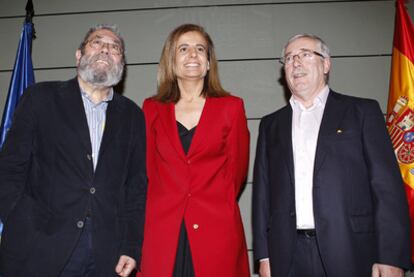 Cándido Méndez, Fátima Báñez e Ignacio Fernández Toxo tras la toma de posesión de la ministra de Empleo.