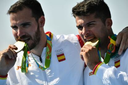 Saúl Craviotto y Cristian Toro celebran la medalla de oro en el pódium de los 200 m piragüismo de K2, el 18 de agosto.