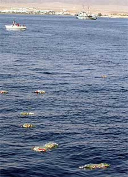 Ramos de flores con las banderas francesa y egipcia han sido arrojados hoy al mar Rojo en memoria de los muertos.