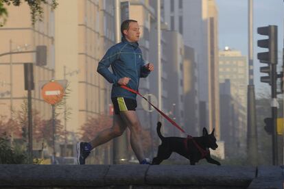 Una persona hace deporte, esta mañana en Vitoria.