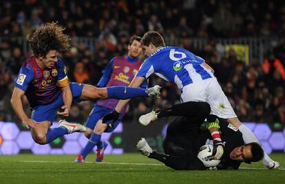 Puyol en pugna con Iñigo Martínez