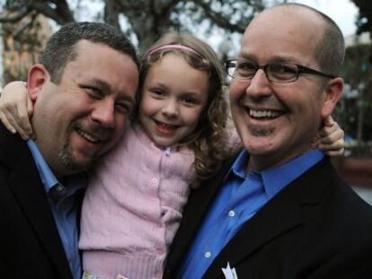 Una pareja celebra el apoyo de Obama al matrimonio homosexual con su hija en Los Ángeles.
