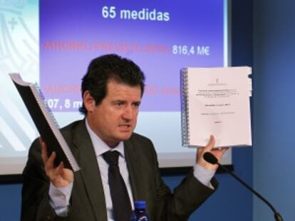 El vicepresidente y portavoz del Consell, José Ciscar, durante una rueda de prensa sobre los recortes y medidas de austeridad.