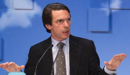 El expresidente del Gobierno Jos&eacute; Mar&iacute;a Aznar, comunicando su decisi&oacute;n de renunciar a la presidencia de honor del Partido Popular.