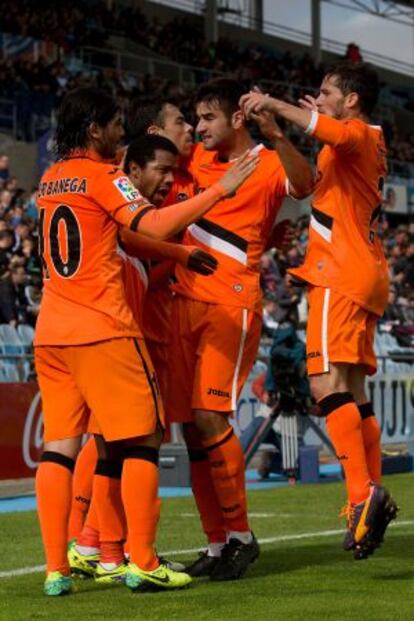 Los jugadores del Valencia celebran el gol de Pabon