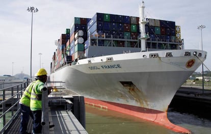 Un carguero atraviesa el Canal de Panam&aacute;, en Panam&aacute;. 