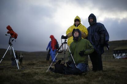 Un grupo de turistas italianos espera el momento del eclipse en Torshavn, capital del archipiélago de las Feroe.