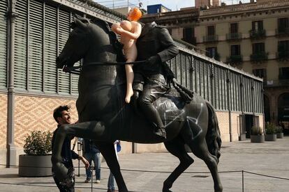 Un individu va col·locar, durant uns minuts, una nina inflable a la falda del dictador.