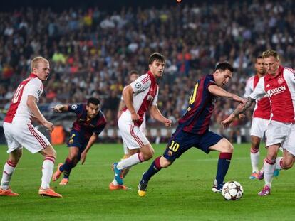 Messi, rodeado de jugadores del Ajax.