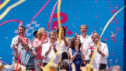 El alcalde de Madrid, José Luis Martínez-Almeida, el presidente del Partido Popular, Alberto Núñez Feijóo, la presidenta de la Comunidad de Madrid, Isabel Díaz Ayuso, y el secretario general del PP de Madrid, Alfonso Serrano, durante el acto en el que el Partido Popular esta mañana.