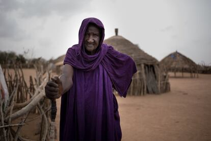 <p>La abuela de Bouray Ba tiene 78 años y lleva toda su vida viviendo en Namarel. Asegura que cuando era pequeña el clima era mucho más benévolo, llovía y había pasto para los animales. Ahora, el terreno es cada vez más desértico y la subsistencia, por consiguiente, más difícil. </p> <p>Las mujeres que se quedan al cuidado del hogar, el ganado y los niños viven de las reservas hasta que estas se agotan. “Luego, de la solidaridad de sus vecinos, y cuando ven que todos están en la misma situación, muchas madres se van a las ciudades a mendigar”, explica la reportera. En Níger, donde pasó el último tramo del mes de julio documentando la misma sequía, Arango se topó con un caso que la conmocionó: “Conocí a una madre que tenía 13 hijos, los tres últimos eran trillizos y el marido se había ido a Libia con intención de cruzar el Mediterráneo, pero no sabía si estaba vivo o muerto porque no había vuelto a tener noticias suyas”. Los trillizos tenían pocos meses y los tres padecían desnutrición aguda con complicaciones, según la fotógrafa. “Y la mujer se había visto obligada a pedir en la calle, pero claro, con los tres niños. Los hijos que iban delante, más mayores, le ayudaban a cargarlos, porque ella no podía sostenerlos y, encima, mendigar”. </p>