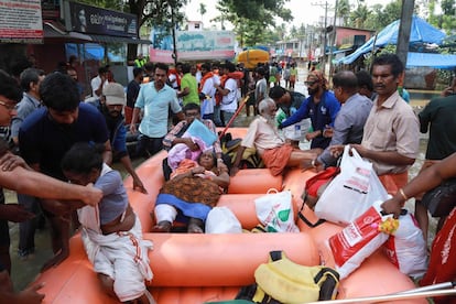 Residentes indios son evacuados en Paravoor, distrito de Ernakulam, en Kerala, el 19 de agosto de 2018. 