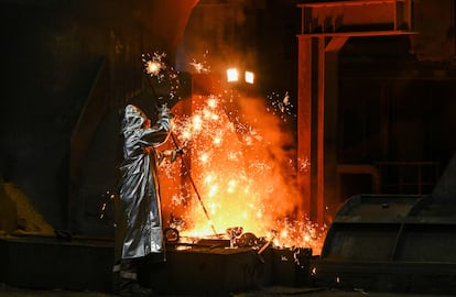 Un trabajador de Thyssenkrupp, en una fábrica de Duisburgo.