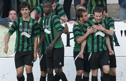 Jugadores del sestao celebran el segundo gol ante el Albacete.