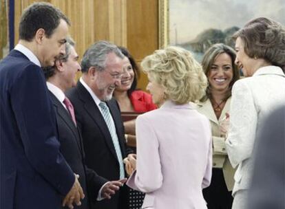 El presidente del Gobierno conversa con los nuevos ministros en presencia de la Reina.