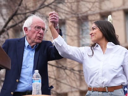 Bernie Sanders y Alexandria Ocasio-Cortez