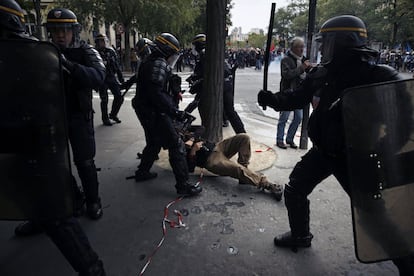 Policías antidisturbios detienen a un manifestante durante la primera jornada de protestas en París (Francia).