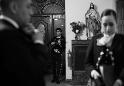 Integrantes del Mariachi Real se preparan para tocar en la iglesia de St. Paul en la celebración de la fiesta de la virgen de Guadalupe, el 12 de diciembre.