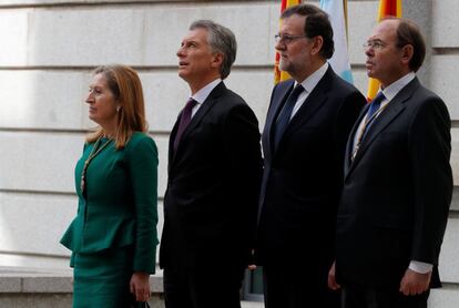 La presidenta del Congreso de los Diputados, Ana Pastor; el presidente de Argentina, Mauricio Macri; el presidente del Gobierno, Mariano Rajoy, y el presidente del Senado, Pío García-Escudero, antes de entrar en el hemiciclo.