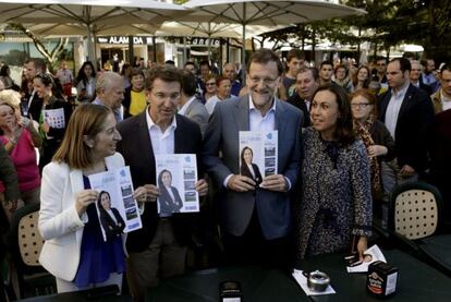 Pastor, Feijóo y Rajoy, durante el paseo por Marín (Pontevedra).