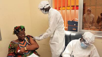 Mulher recebe vacina do ebola em Conakry, na Guiné.