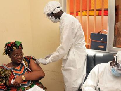 Mulher recebe vacina do ebola em Conakry, na Guiné.