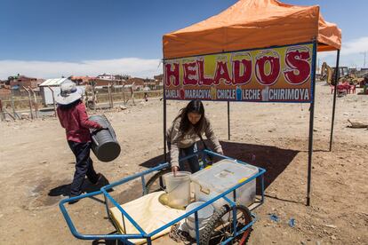 La niña elabora los helados con una máquina de hierro, hielo y sabores. El envase mantiene frío el producto sin electricidad durante todo el día. 