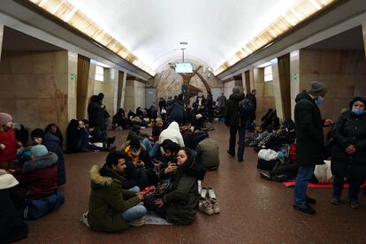 Decenas de personas se refugian en un túnel del metro de Kiev en la noche del jueves al viernes