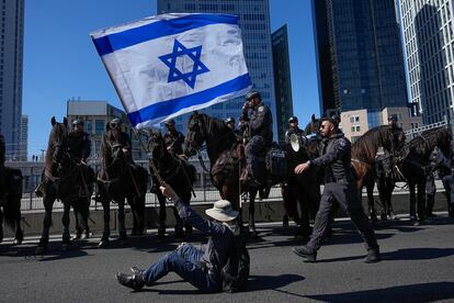 Agentes de la policía vigilan a caballo la manifestación por las calles de Tel Aviv. 