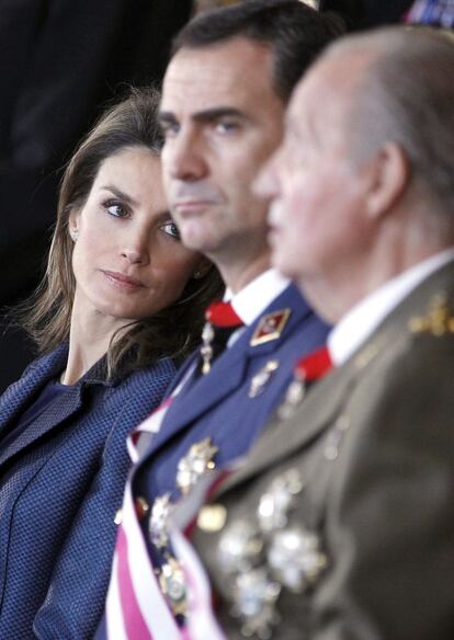 El Rey, junto a los Príncipes de Asturias, escucha la intervención del ministro de Defensa, Pedro Morenes, durante la celebración de la Pascua Militar que ha presidido en el Palacio Real.