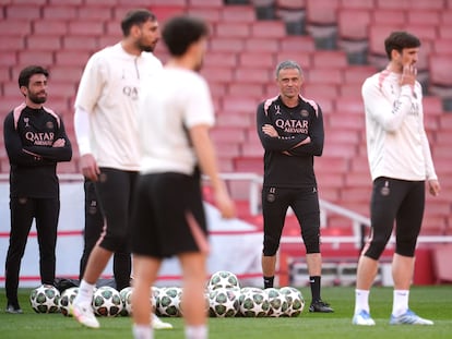 Luis Enrique (segundo por la derecha) durante el entrenamiento previo al partido de ida de semifinales de la Champions ante el Arsenal.