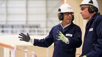 Rishi Sunak, a la izquierda, durante su visita el pasado miércoles a una central nuclear en la localidad de Sizewell.