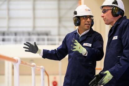 Rishi Sunak, a la izquierda, durante su visita el pasado miércoles a una central nuclear en la localidad de Sizewell.