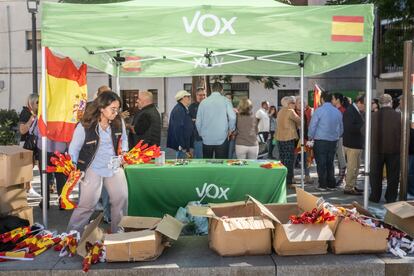 Caseta de Vox donde se reparten banderas de España en la calle Mayor de Alcorcón.
