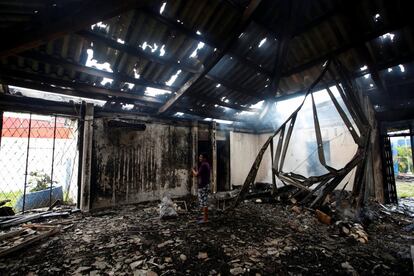 Un hombre permanece en el interior de la oficina del fiscal quemada a causa de los incidentes, en Masaya.