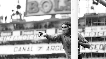 Hugo Orlando Gatti dirige a sus compañeros el 5 de junio de 1977 en la Bombonera de Buenos Aires durante un partido entre las selecciones de Argentina y Alemania.