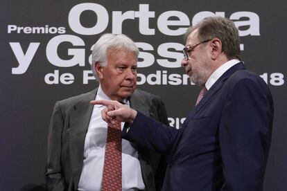 Former PM Felipe González (l) and EL PAÍS executive Juan Luis Cebrian at the ceremony.